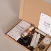 Vrolijk pasen brievenbus cadeau: chocoladereep, bikkels, kandelaar, 2 kaarsen, thee Vrolijk pasen brievenbus cadeau: chocoladereep, bikkels, kandelaar, 2 kaarsen, thee