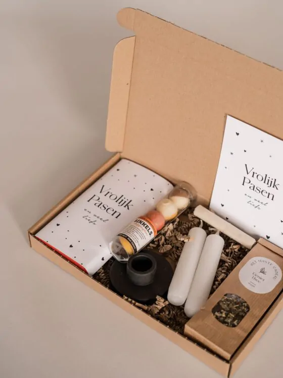 Vrolijk pasen brievenbus cadeau: chocoladereep, bikkels, kandelaar, 2 kaarsen, thee