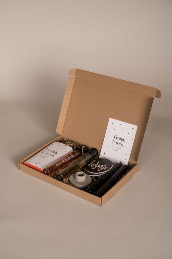 Pasen brievenbus cadeau - 2 Flesjes wijn, onderzetters, kandelaar, kaarsen & chocolade