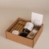 Jij bent goud waard cadeaupakket - Blik met snoepjes, thee, sleutelhanger, kandelaar & kaarsen