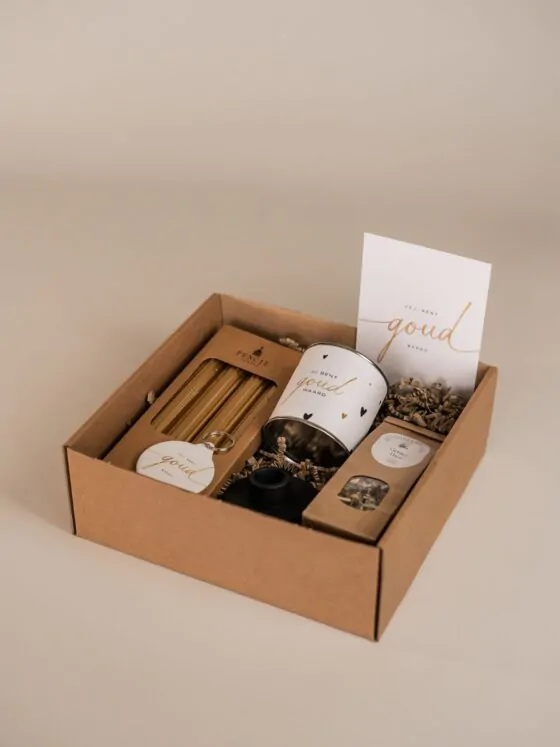 Jij bent goud waard cadeaupakket - Blik met snoepjes, thee, sleutelhanger, kandelaar & kaarsen