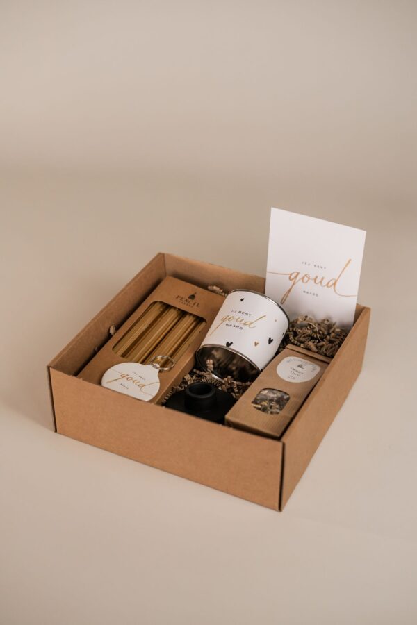 Jij bent goud waard cadeaupakket - Blik met snoepjes, thee, sleutelhanger, kandelaar & kaarsen