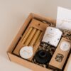 Jij bent goud waard cadeaupakket - Blik met snoepjes, thee, sleutelhanger, kandelaar & kaarsen