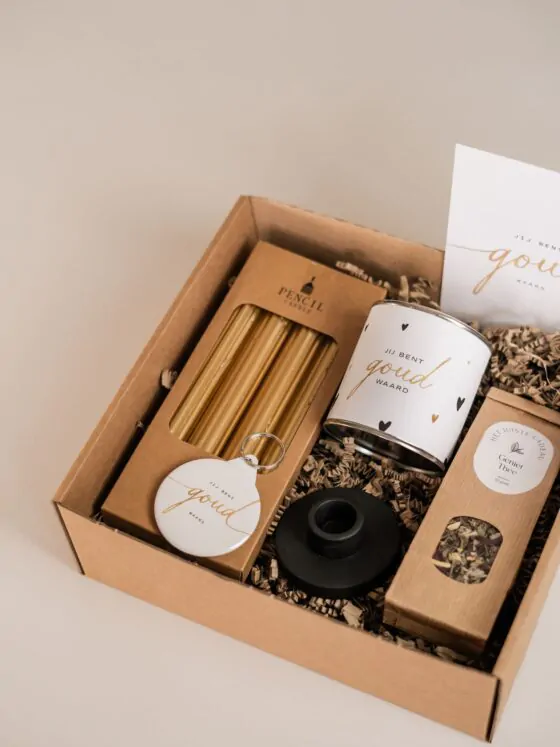 Jij bent goud waard cadeaupakket - Blik met snoepjes, thee, sleutelhanger, kandelaar & kaarsen
