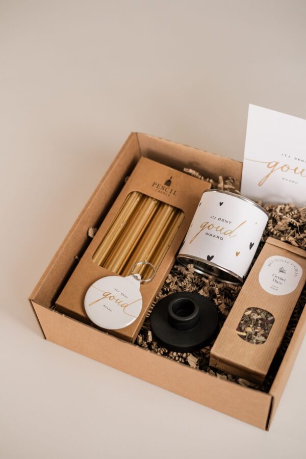 Jij bent goud waard cadeaupakket - Blik met snoepjes, thee, sleutelhanger, kandelaar & kaarsen