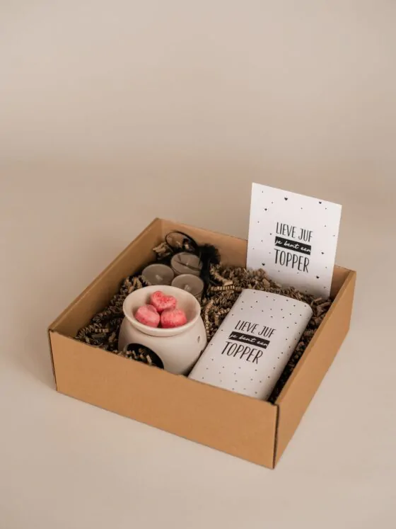 Lieve juf, je bent een topper cadeaupakket, geurbrander, hartjes amberblokje, waxinelichtjes, tony chocolonely chocoladereep, ansichtkaart