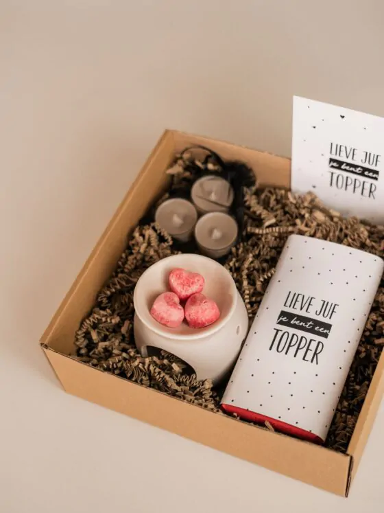 Lieve juf, je bent een topper cadeaupakket, geurbrander, hartjes amberblokje, waxinelichtjes, tony chocolonely chocoladereep, ansichtkaart