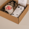 Veel liefs cadeaupakket, geurbrander, hartjes amberblokje, waxinelichtjes, tony chocolonely chocoladereep, ansichtkaart