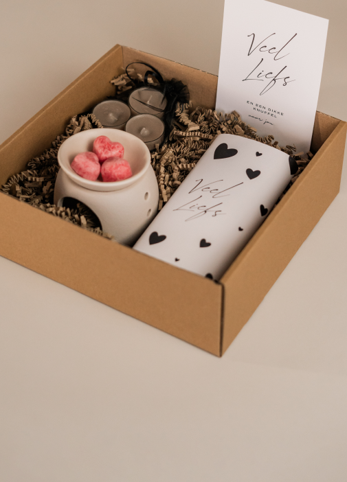 Veel liefs cadeaupakket, geurbrander, hartjes amberblokje, waxinelichtjes, tony chocolonely chocoladereep, ansichtkaart