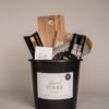 borrel emmer cadeau groot - wijn, snijplank, kaarsen, kandelaar, onderzetters, borrelspel, stokbrood, bruchetta borrel emmer cadeau groot - wijn, snijplank, kaarsen, kandelaar, onderzetters, borrelspel, stokbrood, bruchetta