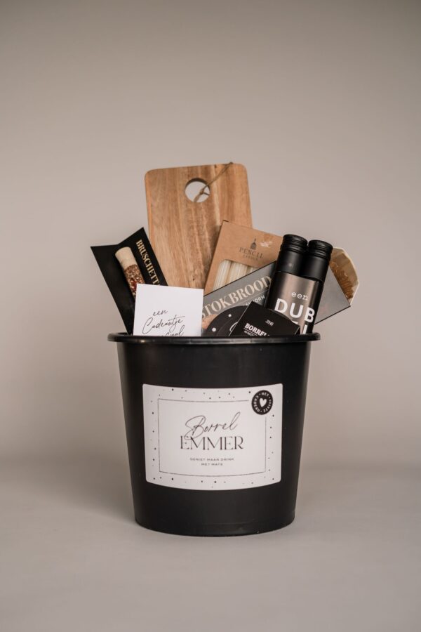 borrel emmer cadeau groot - wijn, snijplank, kaarsen, kandelaar, onderzetters, borrelspel, stokbrood, bruchetta borrel emmer cadeau groot - wijn, snijplank, kaarsen, kandelaar, onderzetters, borrelspel, stokbrood, bruchetta