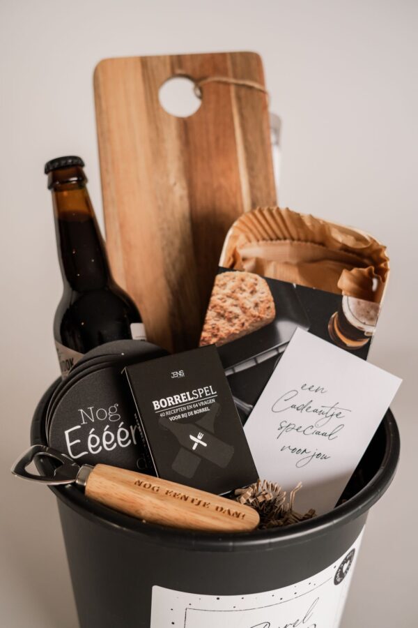 borrel emmer cadeau groot - bier, snijplank, bierbrood, borrelspel, opener, onderzetters, cadeaubon