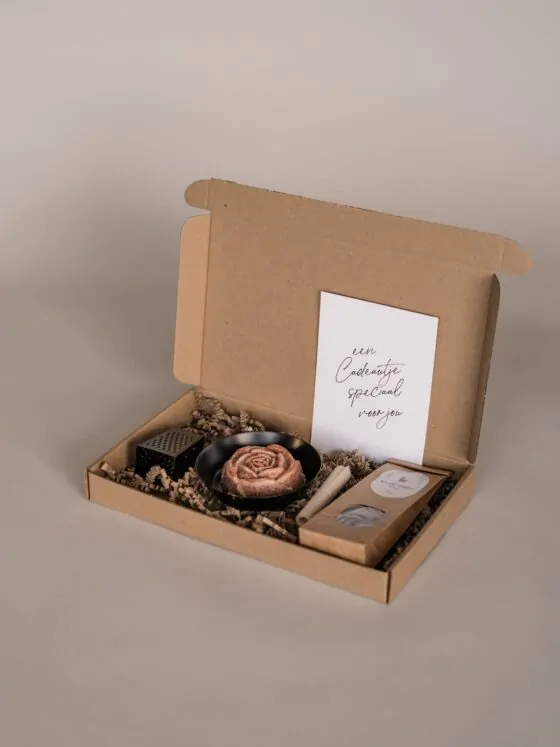 een cadeautje voor jou Brievenbus cadeau - Thee, amberblokje roos, schaaltje & minirasp een cadeautje voor jou Brievenbus cadeau - Thee, amberblokje roos, schaaltje & minirasp