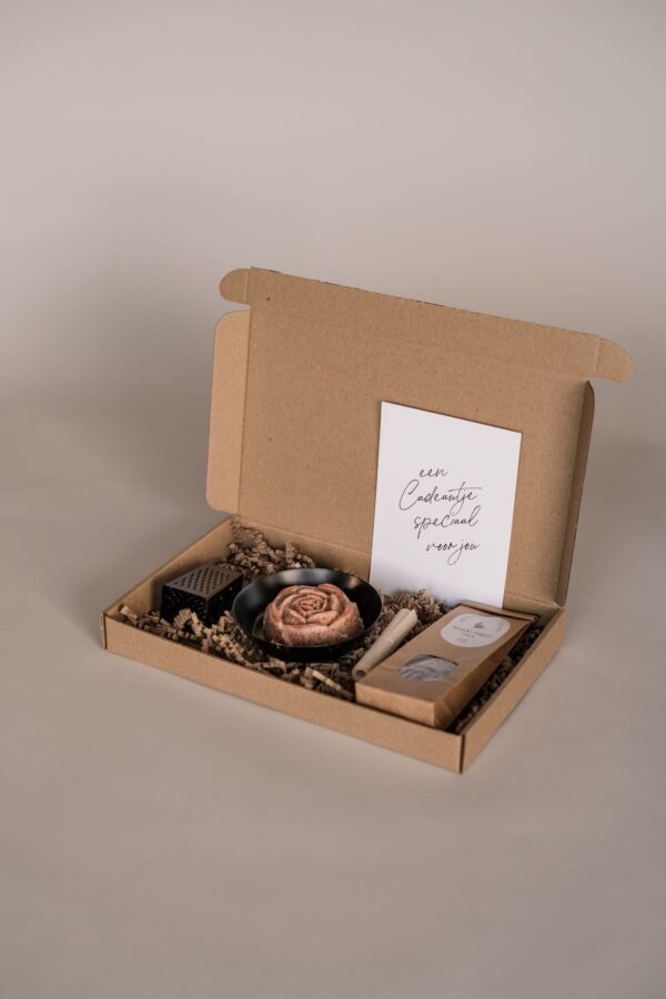 een cadeautje voor jou Brievenbus cadeau - Thee, amberblokje roos, schaaltje & minirasp een cadeautje voor jou Brievenbus cadeau - Thee, amberblokje roos, schaaltje & minirasp