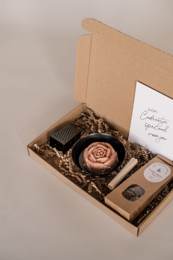 een cadeautje voor jou Brievenbus cadeau - Thee, amberblokje roos, schaaltje & minirasp een cadeautje voor jou Brievenbus cadeau - Thee, amberblokje roos, schaaltje & minirasp