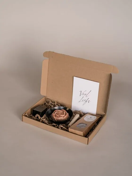 veel liefs Brievenbus cadeau - Thee, amberblokje roos, schaaltje & minirasp veel liefs Brievenbus cadeau - Thee, amberblokje roos, schaaltje & minirasp