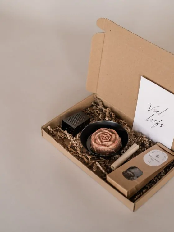 veel liefs Brievenbus cadeau - Thee, amberblokje roos, schaaltje & minirasp