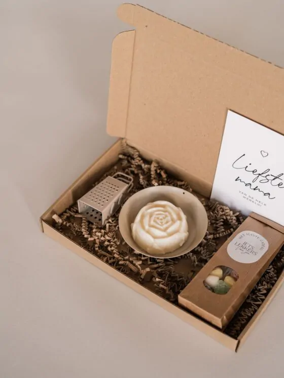 Liefste mama Brievenbus cadeau - snoep, amberblokje roos, schaaltje & minirasp