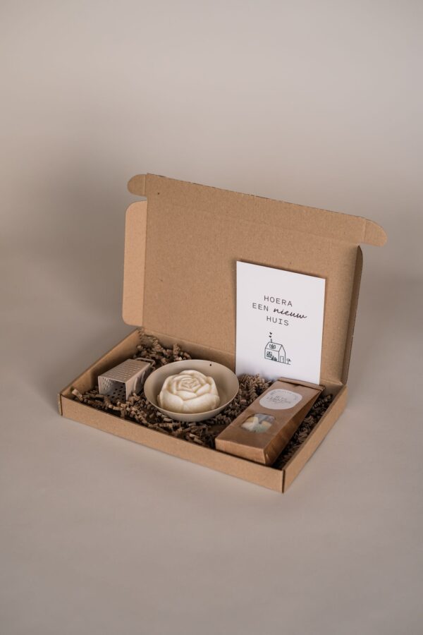 hoera een nieuw huis Brievenbus cadeau - Thee, amberblokje roos, schaaltje & minirasp hoera een nieuw huis Brievenbus cadeau - Thee, amberblokje roos, schaaltje & minirasp