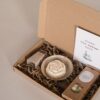 hoera een nieuw huis Brievenbus cadeau - Thee, amberblokje roos, schaaltje & minirasp hoera een nieuw huis Brievenbus cadeau - Thee, amberblokje roos, schaaltje & minirasp