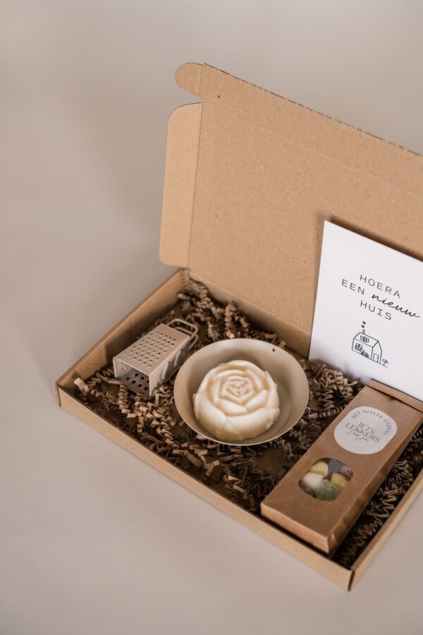 hoera een nieuw huis Brievenbus cadeau - Thee, amberblokje roos, schaaltje & minirasp hoera een nieuw huis Brievenbus cadeau - Thee, amberblokje roos, schaaltje & minirasp