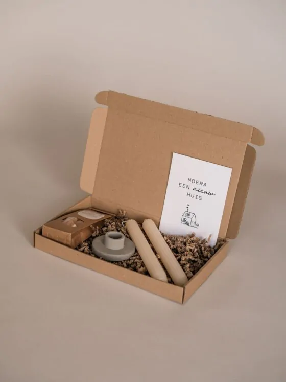 Hoera een nieuw huis Brievenbus cadeau - snoepjes, 2 kaarsen & een kandelaar Hoera een nieuw huis Brievenbus cadeau - snoepjes, 2 kaarsen & een kandelaar
