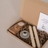 Hoera een nieuw huis Brievenbus cadeau - snoepjes, 2 kaarsen & een kandelaar Hoera een nieuw huis Brievenbus cadeau - snoepjes, 2 kaarsen & een kandelaar