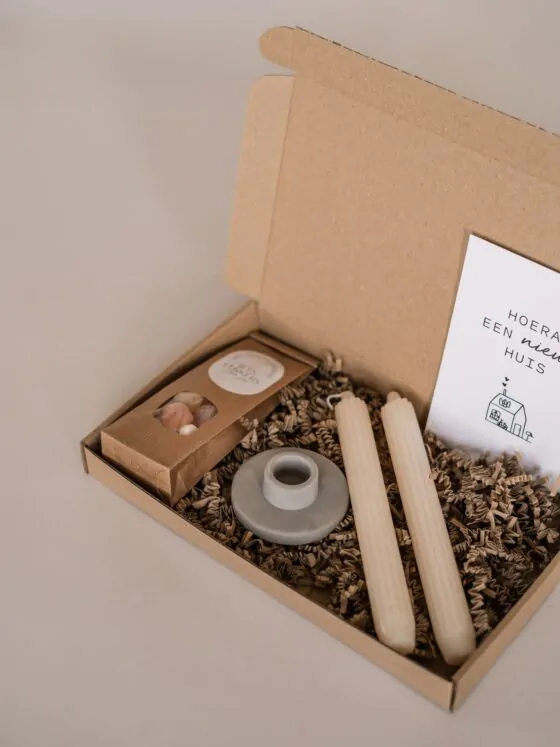 Hoera een nieuw huis Brievenbus cadeau - snoepjes, 2 kaarsen & een kandelaar