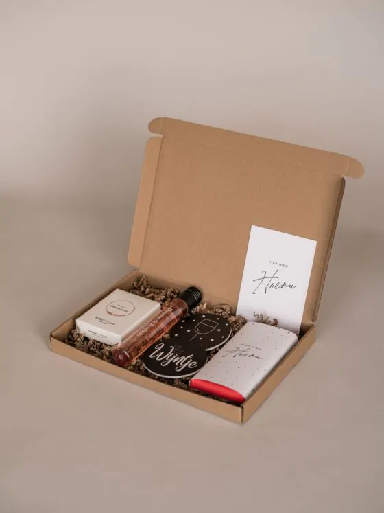 hiep hiep hoera brievenbus cadeau - chocoladereep, onderzetters, wijn, wine gums