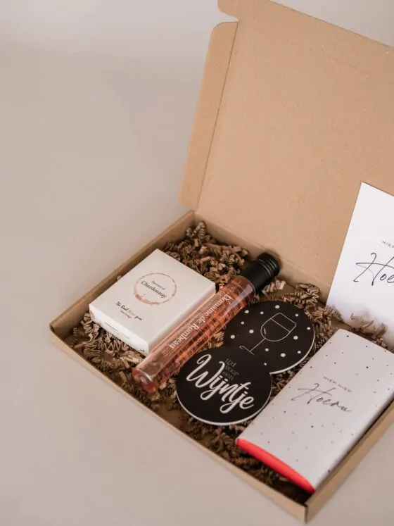 hiep hiep hoera brievenbus cadeau - chocoladereep, onderzetters, wijn, wine gums