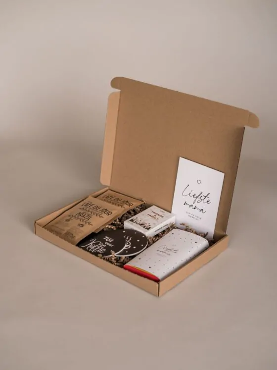 liefste mama brievenbus cadeau - 2 Koffie, 2 onderzetters, chocoladereep & spel