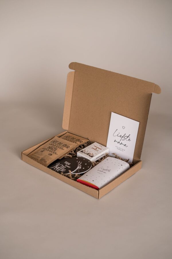 liefste mama brievenbus cadeau - 2 Koffie, 2 onderzetters, chocoladereep & spel