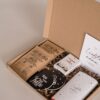 liefste mama brievenbus cadeau - 2 Koffie, 2 onderzetters, chocoladereep & spel