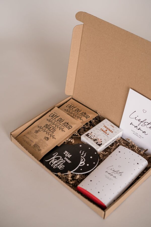 liefste mama brievenbus cadeau - 2 Koffie, 2 onderzetters, chocoladereep & spel