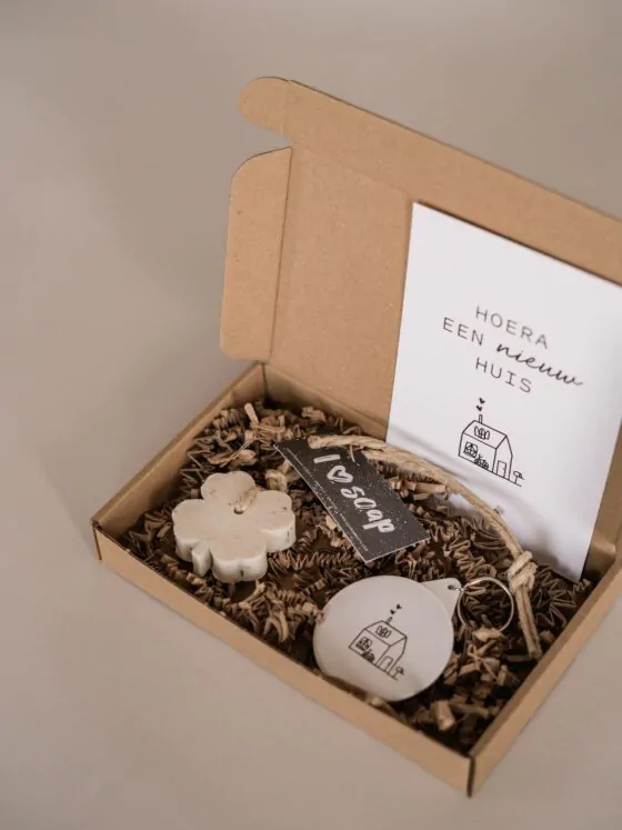 hoera een nieuw huis brievenbus cadeau - klavertje vier zeephanger en sleutelhanger