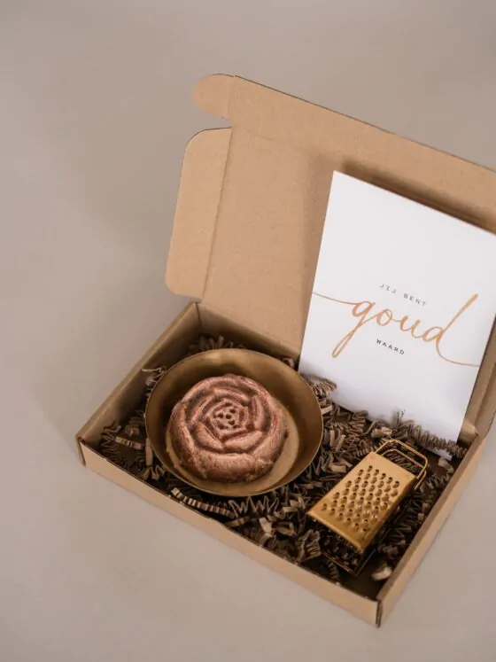 jij bent goud waard brievenbus cadeau - schaaltje, amberblokje roos en rasp
