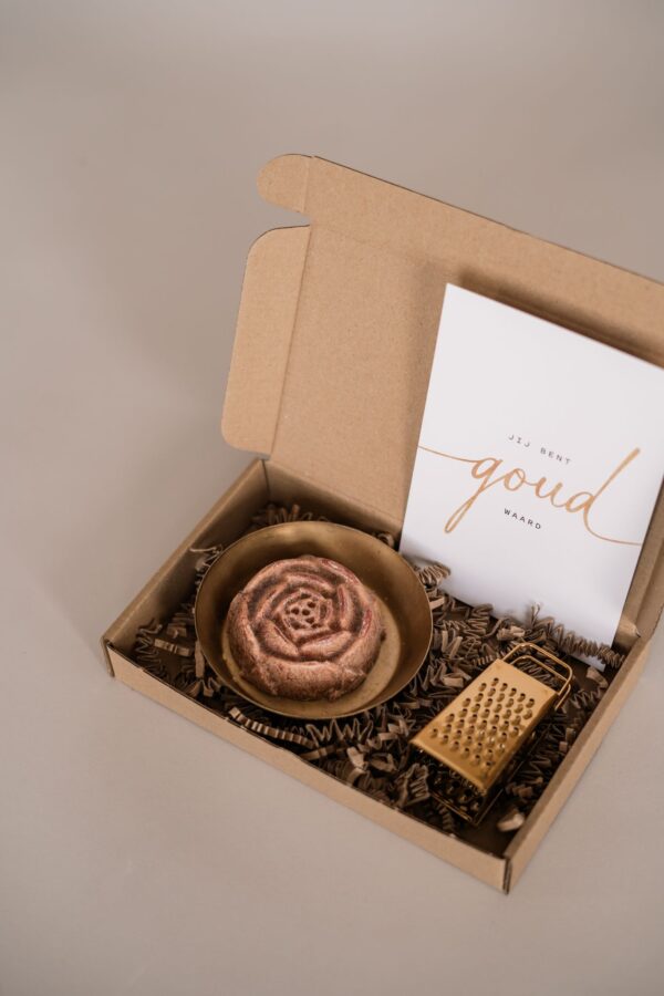 jij bent goud waard brievenbus cadeau - schaaltje, amberblokje roos en rasp jij bent goud waard brievenbus cadeau - schaaltje, amberblokje roos en rasp