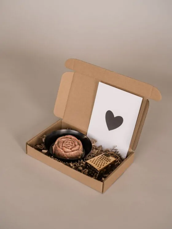 liefs brievenbus cadeau - schaaltje, amberblokje roos en rasp