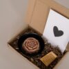 liefs brievenbus cadeau - schaaltje, amberblokje roos en rasp liefs brievenbus cadeau - schaaltje, amberblokje roos en rasp