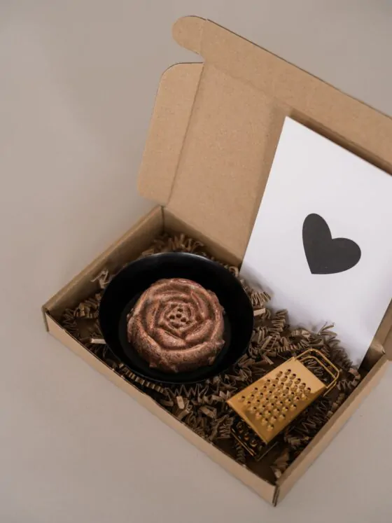 liefs brievenbus cadeau - schaaltje, amberblokje roos en rasp