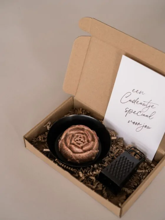 Een cadeautje speciaal voor jou - schaaltje, amberblokje roos en rasp