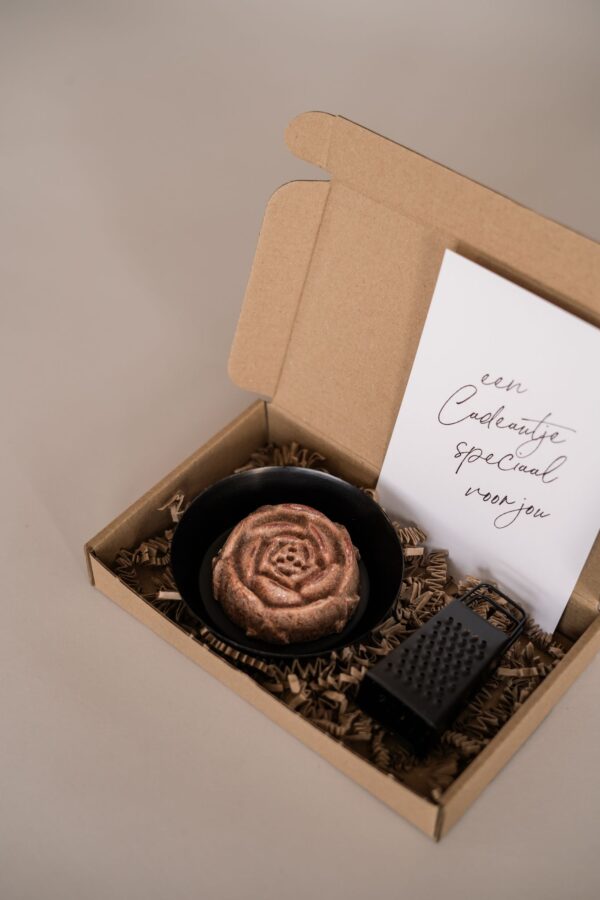 Een cadeautje speciaal voor jou - schaaltje, amberblokje roos en rasp