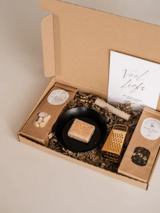 Veel liefs brievenbus cadeau - Thee, snoepjes, amberblokje, schaaltje & minirasp