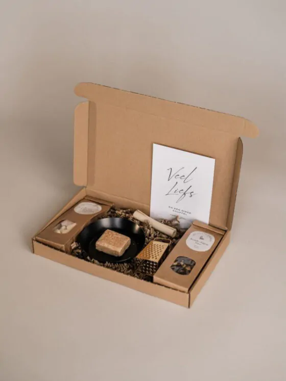 Veel liefs brievenbus cadeau - Thee, snoepjes, amberblokje, schaaltje & minirasp