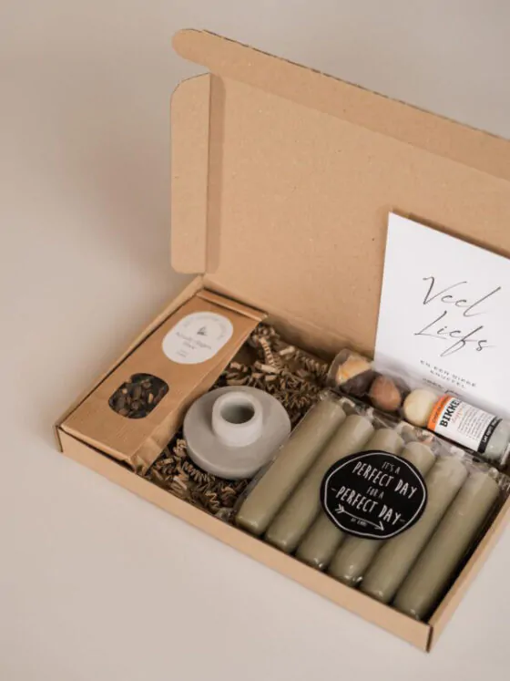 Veel liefs en een dikke knuffel voor jou Brievenbus cadeau - Thee, chocolade, kandelaar & kaarsen