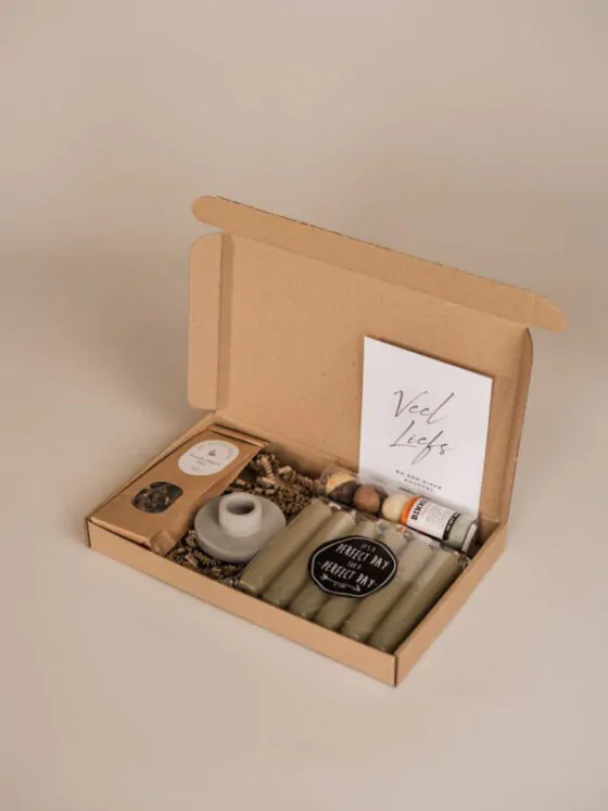 Veel liefs en een dikke knuffel voor jou Brievenbus cadeau - Thee, chocolade, kandelaar & kaarsen