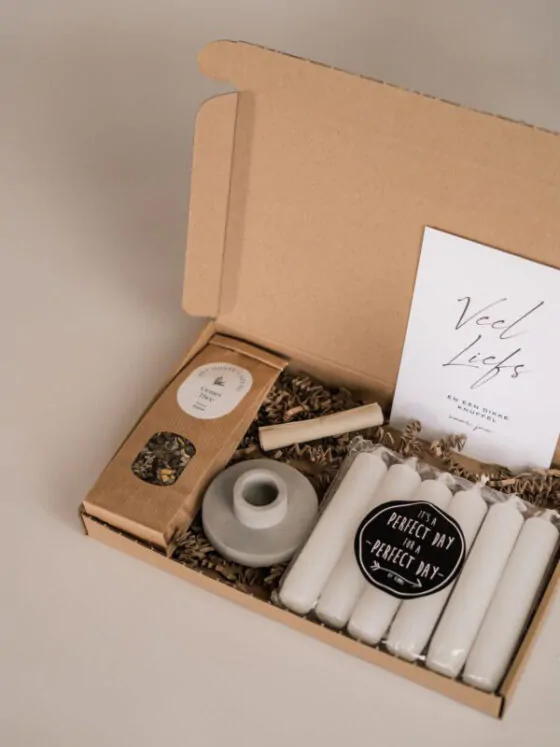 Veel liefs en een dikke knuffel voor jou brievenbus cadeau - Kaarsen, kandelaar en zakje thee
