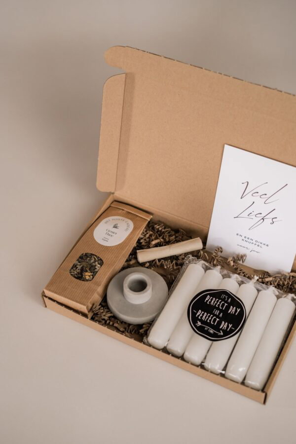 Veel liefs en een dikke knuffel voor jou brievenbus cadeau - Kaarsen, kandelaar en zakje thee