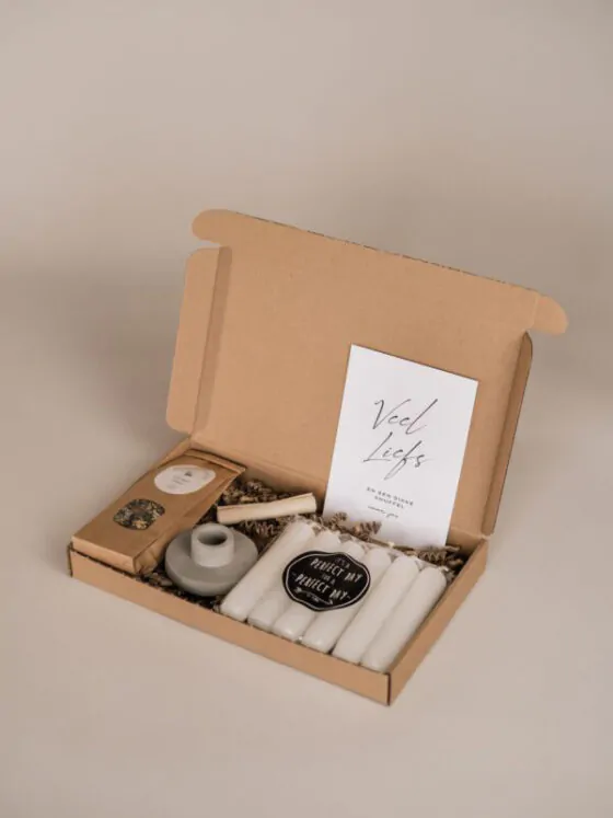 Veel liefs en een dikke knuffel voor jou brievenbus cadeau - Kaarsen, kandelaar en zakje thee