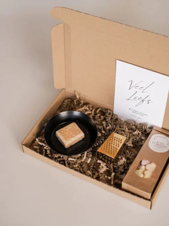 Veel liefs en een dikke knuffel brievenbus cadeau - Snoep, amberblokje, schaaltje & minirasp